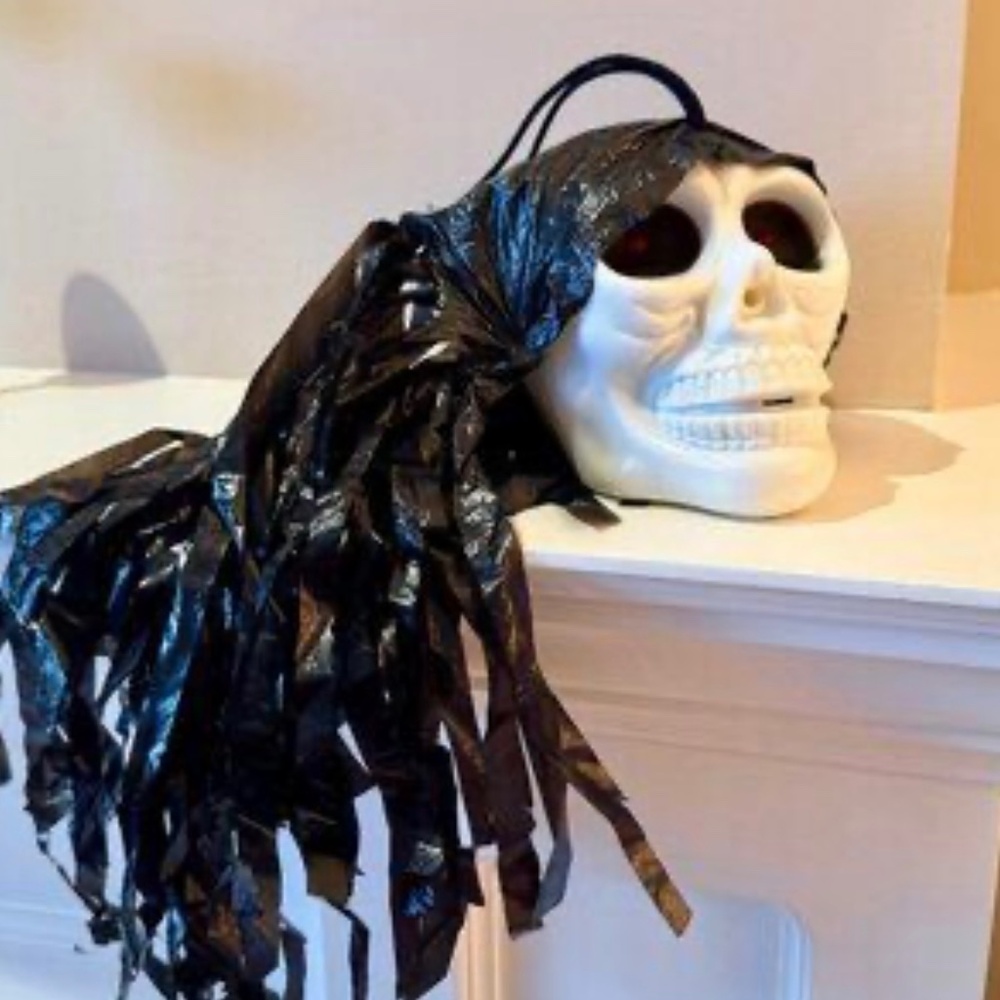 90s Vintage Shaking Shakee Skull Halloween Decoration